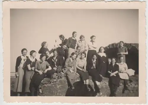 (F3914) Orig. Foto Frauen an der Burg Berwartstein 1935
