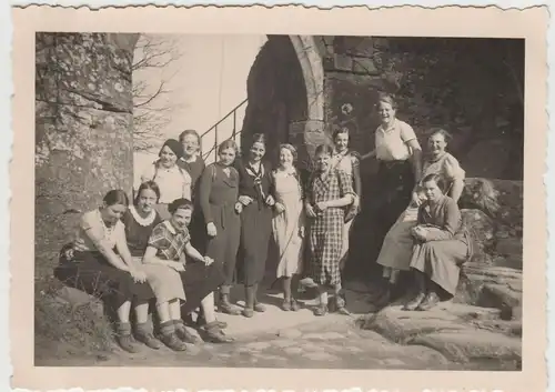 (F3913) Orig. Foto Frauen an der Burg Berwartstein 1935
