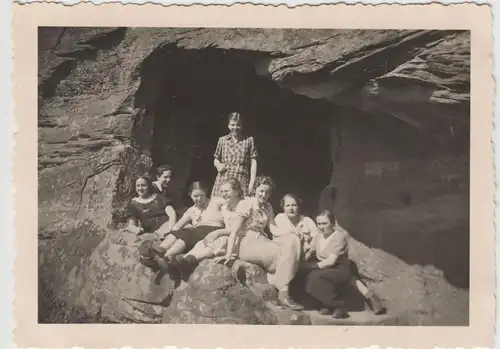 (F3912) Orig. Foto Frauen an der Burg Berwartstein 1935