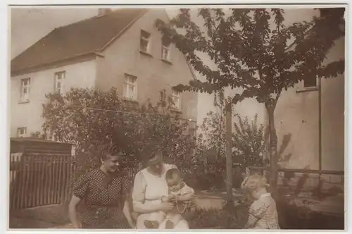 (F3853) Orig. Foto Frauen mit Kinder vor Wohnhaus, 1940er