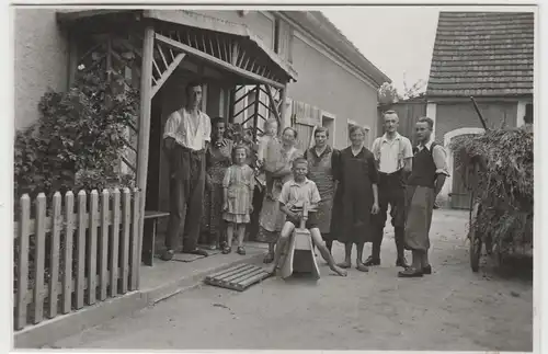 (F3818) Orig. Foto Personen vor Hauseingang, Junge m. Schaukelpferd, 1937