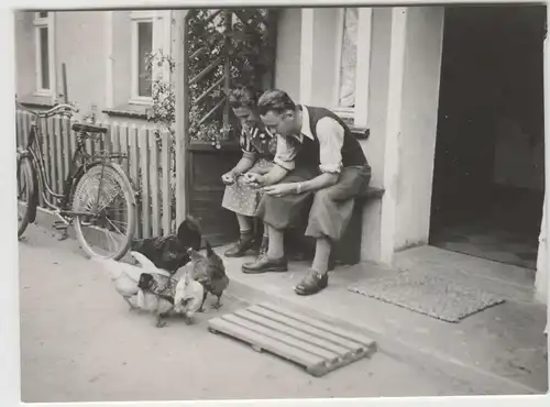 (F3817) Orig. Foto Personen füttern Hühner vor dem Haus, Löbau 1937