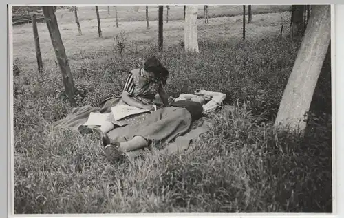 (F3815) Orig. Foto Damen liegen i. Gras, Radtour Löbau n. Moholz 1937