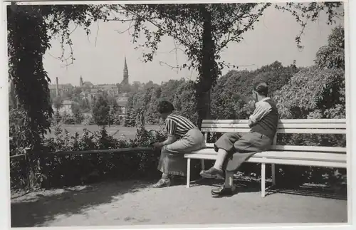 (F3814) Orig. Foto Personen a. Bank, Blick nach Löbau, 1937