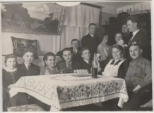 (F3810) Orig. Foto Personen zu Hause am Tisch, Verlobung 1934