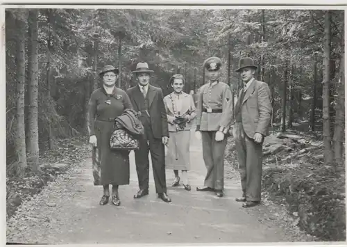 (F3799) Orig. Foto Personen mit Wehrmacht-Soldat im Wald, Wanderung