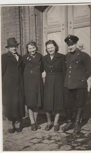 (F3794) Orig. Foto Wehrmacht-Soldat, junger Mann und Damen vor Haustor
