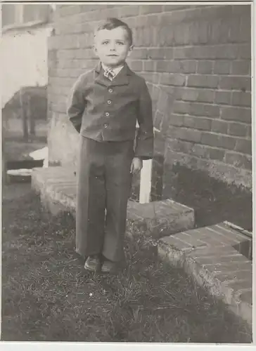 (F3789) Orig. Foto Junge steht am Backsteinhaus, vor 1945