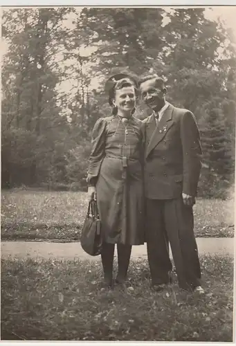 (F3788) Orig. Foto Dame mit Hut und Herr im Park, vor 1945