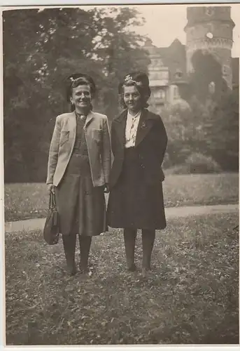 (F3787) Orig. Foto Damen mit Hüte im Park vor einem Schloß, vor 1945