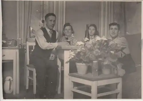 (F3786) Orig. Foto Personen am Tisch in der Küche, vor 1945