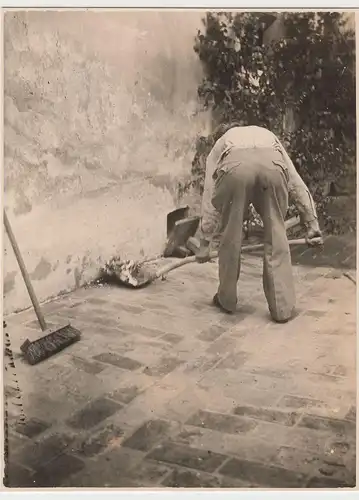 (F3782) Orig. Foto Mann säubert Boden am Haus, vor 1945
