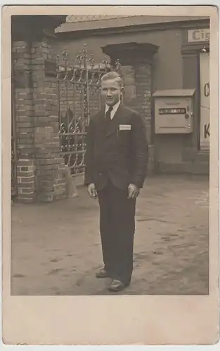 (F3687) Orig. Foto junger Mann, Jugendlicher vor Cigarettenladen, 1920er