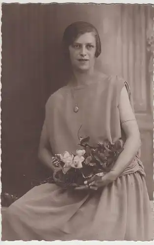 (F3672) Orig. Foto Kabinettfoto, junge Frau m. Blumen, Fotogr. Glauchau, 1920er