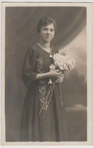 (F3671) Orig. Foto Kabinettfoto, junge Frau Olga Mutz mit Blumen 1920er