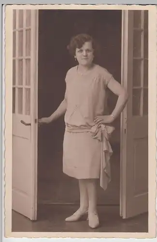 (F3670) Orig. Foto Kabinettfoto, junge Frau in Tür, Fotograf Glauchau, 1920er