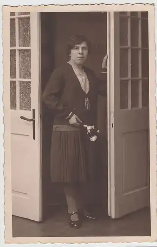 (F3669) Orig. Foto Kabinettfoto, junge Frau in Tür, Fotograf Glauchau, 1920er