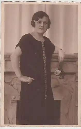 (F3668) Orig. Foto Kabinettfoto, junge Frau am Kamin, Fotograf Glauchau, 1920er