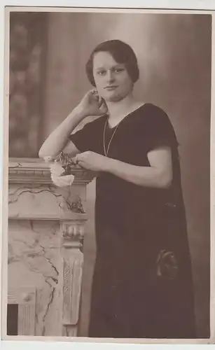 (F3663) Orig. Foto Kabinettfoto, junge Frau am Kamin, Fotograf Glauchau, 1920er