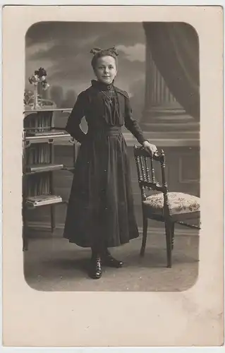 (F3661) Orig. Foto Kabinettfoto, junge Frau im dunklem Kleid, Glauchau 1920er