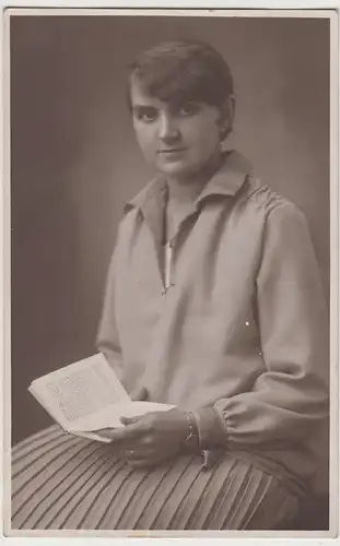 (F3656) Orig. Foto Kabinettfoto, junge Frau m. Büchlein, Fotogr. Glauchau, 1920e