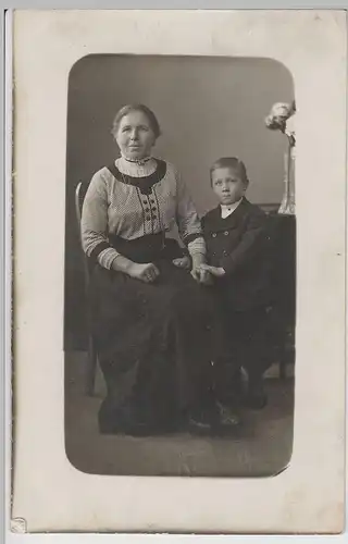 (F3654) Orig. Foto Dame auf Stuhl mit kleinem Junge, 1920er