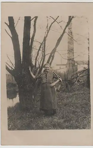 (F3651) Orig. Foto ältere Dame posiert am Baum, um 1920