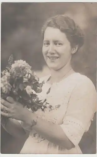 (F3644) Orig. Foto Porträt junge Frau mit Blumen, 1920/30er