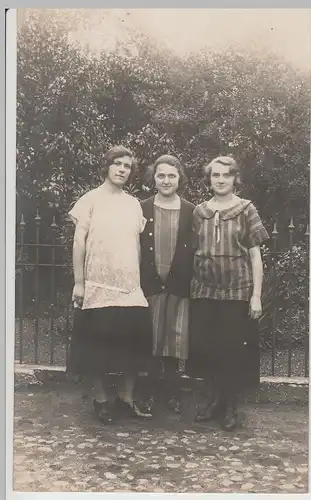 (F3638) Orig. Foto drei junge Damen / Mädchen im Freien, Porträt 1920/30erer