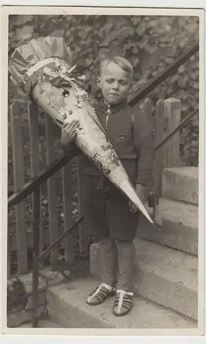 (F3632) Orig. Foto Junge Gerhardt Hoigt mit Zuckertüte auf Treppe, 1942