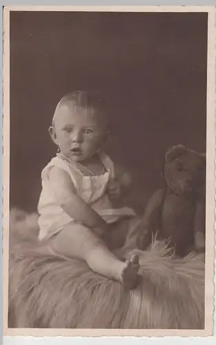 (F3628) Orig. Foto Kabinettfoto, kleines Kind mit Teddy auf Fell, Glauchau v. 19