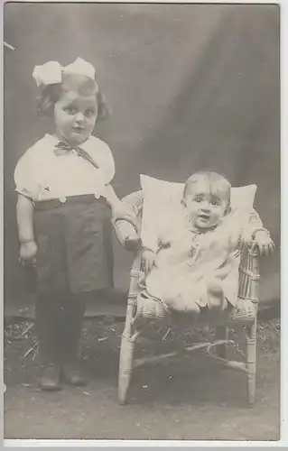 (F3623) Orig. Foto Kabinettfoto, Kinder mit Korbstuhl, vor 1945