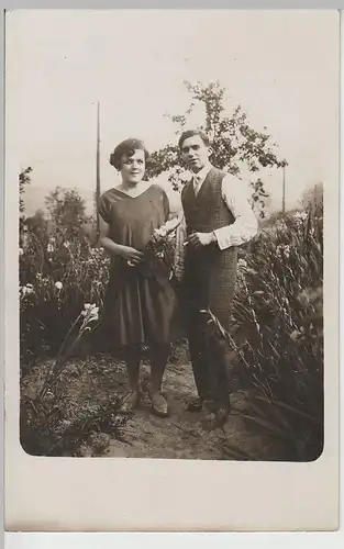 (F3610) Orig. Foto junge Frau und Mann im Garten, vor 1945