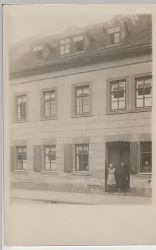 (F3606) Orig. Foto Personen vor einem Wohnhaus, 1920/30er