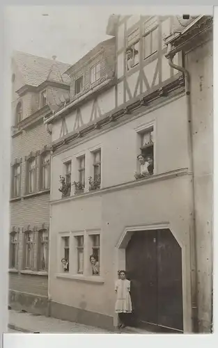 (F3604) Orig. Foto Personen schauen aus Wohnhaus, Dresden? 1920er