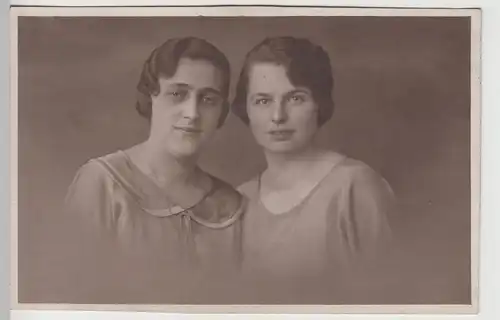 (F3594) Orig. Foto Kabinettfoto, zwei junge Damen, Fotograf Glauchau um 1920