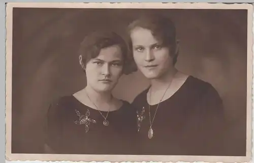 (F3593) Orig. Foto Kabinettfoto, zwei junge Damen, Fotograf Glauchau um 1920