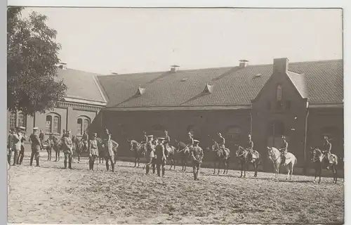 (F3582) Orig. Foto 1.WK Soldaten o. Polizei mit Tschako auf Pferden, vor 1918