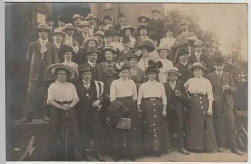 (F3550) Orig. Foto Personengruppe in feiner Kleidung, geschr. i. Rußdorf 1913