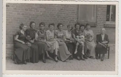 (F3547) Orig. Foto Damen-Gruppe mit Kind auf Stühlen vor e. Gebäude