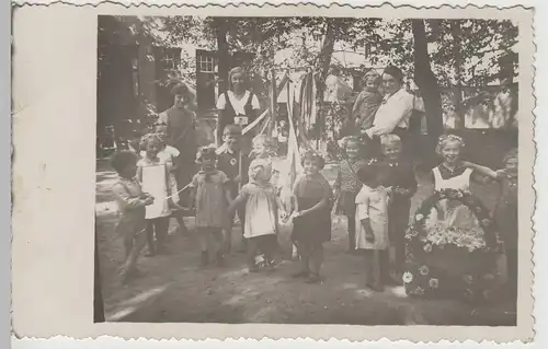 (F3535) Orig. Foto Kindergarten, geschmückte Kinder, Blumenwägelchen vor 1945