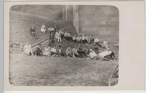 (F3531) Orig. Foto Ausflug, Wanderung, Rast an einer Brücke vor 1945