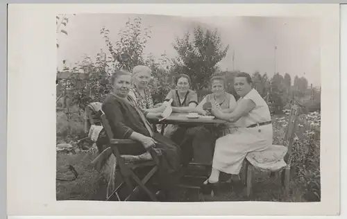 (F3527) Orig. Foto Damen im Garten spielen Karten, vor 1920