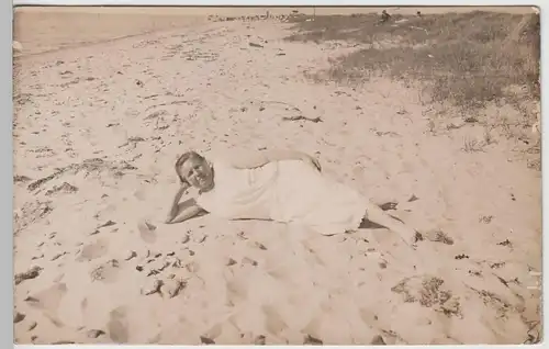 (F3525) Orig. Foto Dame liegt am Strand, vor 1920
