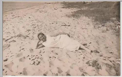 (F3524) Orig. Foto Dame liegt am Strand, vor 1920