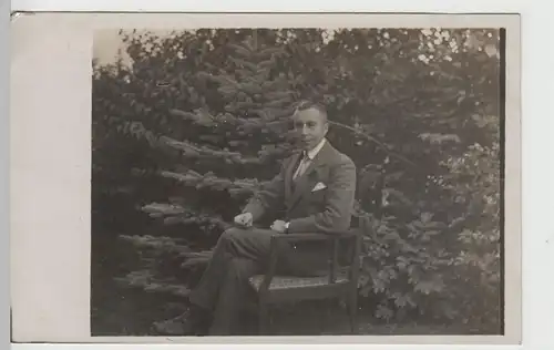 (F3517) Orig. Foto Porträt Mann auf Stuhl im Garten, vor 1945