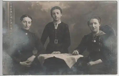 (F3514) Orig. Foto 3 Frauen, Mädchen, Kabinettfoto Mühlhausen um 1920