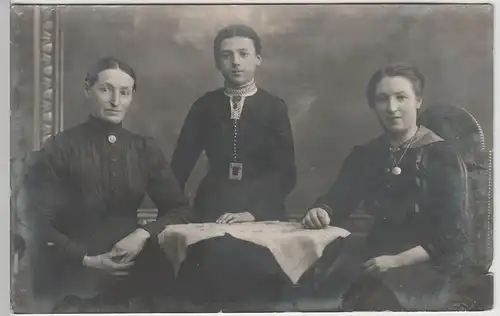 (F3512) Orig. Foto 3 Frauen, Mädchen, Kabinettfoto Mühlhausen um 1920