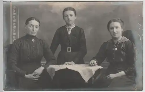(F3511) Orig. Foto 3 Frauen, Mädchen, Kabinettfoto Mühlhausen um 1920
