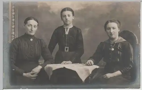 (F3510) Orig. Foto 3 Frauen, Mädchen, Kabinettfoto Mühlhausen um 1920